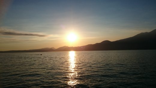 Zonsondergang bij het Gardameer in Italië