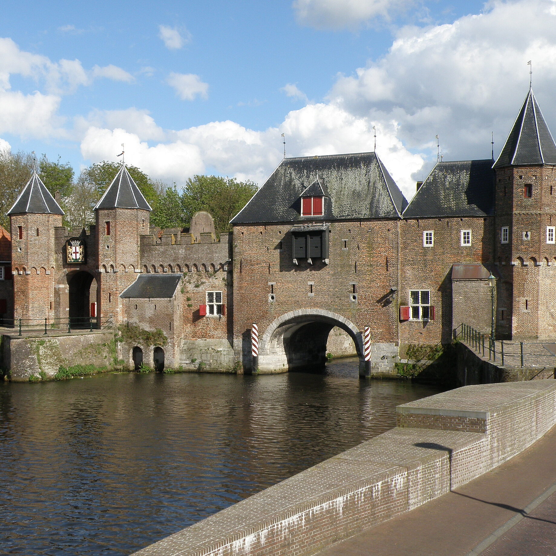 Het huwelijksaanzoek vond plaats bij de Koppelpoort in Amersfoort